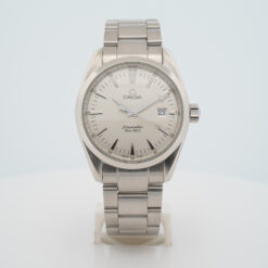 Eine silberne OMEGA SEAMASTER AQUA TERRA (2518.30.00) mit Metallarmband, weißem Zifferblatt, schwarzen Indexen und einem auf 23 eingestellten Datumsfenster wird aufrecht auf einem Ständer vor einem hellen Hintergrund gezeigt.