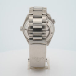 Eine Nahaufnahme der Rückseite der OMEGA SEAMASTER PLANET OCEAN 232.30.42.21.01.001 aus Edelstahl zeigt die mit dem Omega-Logo gravierte Schließe und die detaillierten Metallglieder.