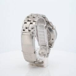 Die OMEGA SEAMASTER DIVER 300 M (2223.80.00) wird von der Rückseite gezeigt, wobei das Gliederarmband, die Schließe und der Gehäuseboden aus Edelstahl auf einem klaren Stand vor weißem Hintergrund hervorgehoben werden.